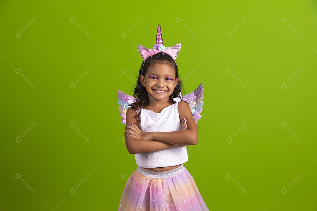 Linda menina feliz e sorridente usando fantasia de carnaval