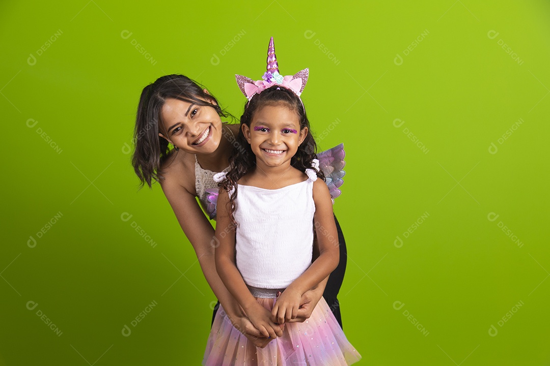 Lindas mulheres jovens mãe e filha usando fantasia de carnaval sobre fundo isolado
