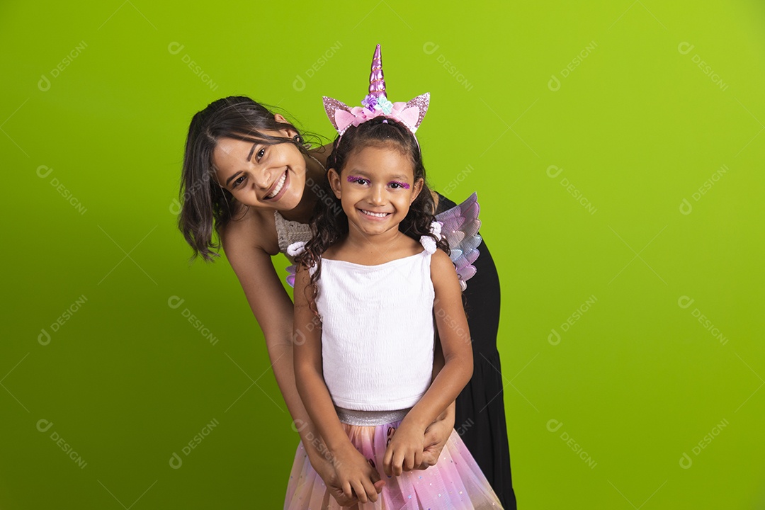 Lindas mulheres jovens mãe e filha usando fantasia de carnaval sobre fundo isolado