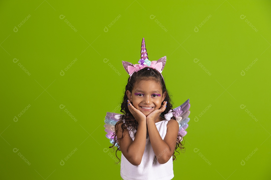 Linda menina feliz e sorridente usando fantasia de carnaval
