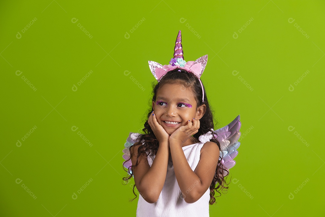 Linda menina feliz e sorridente usando fantasia de carnaval