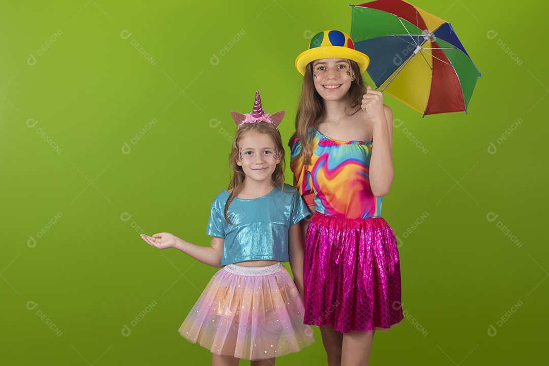 Lindas meninas jovens irmãs usando fantasia de carnaval sobre fundo isolado