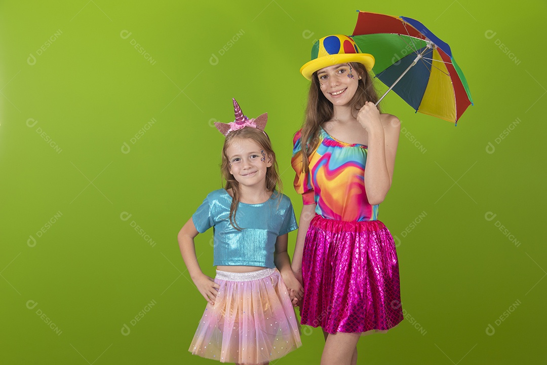 Lindas meninas jovens irmãs usando fantasia de carnaval sobre fundo isolado