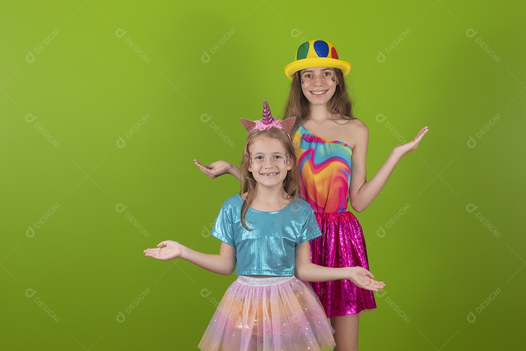 Lindas meninas jovens irmãs usando fantasia de carnaval sobre fundo isolado