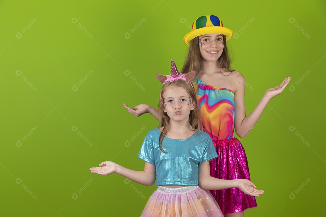 Lindas meninas jovens irmãs usando fantasia de carnaval sobre fundo isolado