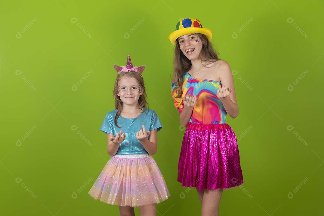 Lindas meninas jovens irmãs usando fantasia de carnaval sobre fundo isolado