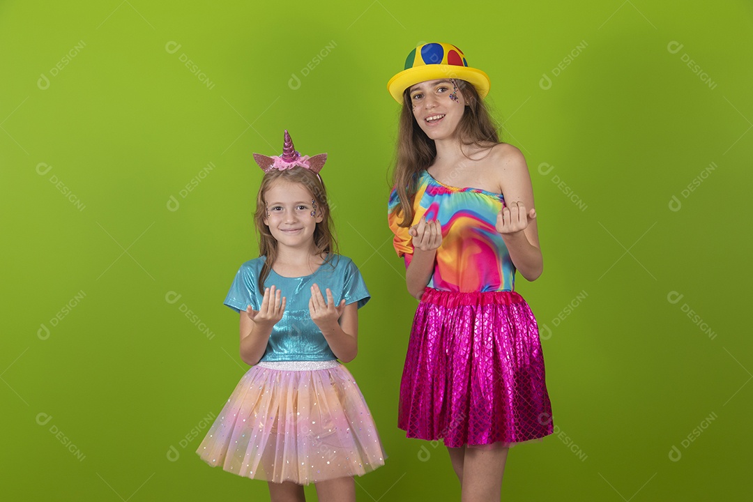 Lindas meninas jovens irmãs usando fantasia de carnaval sobre fundo isolado