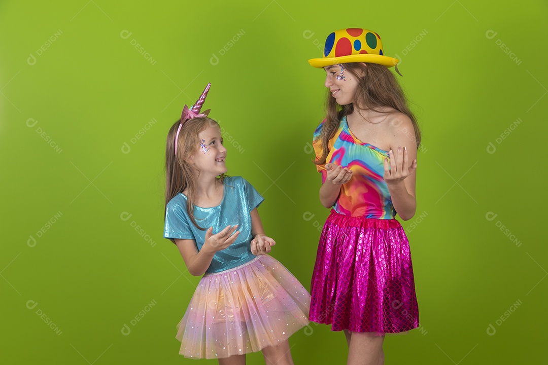 Lindas meninas jovens irmãs usando fantasia de carnaval sobre fundo isolado