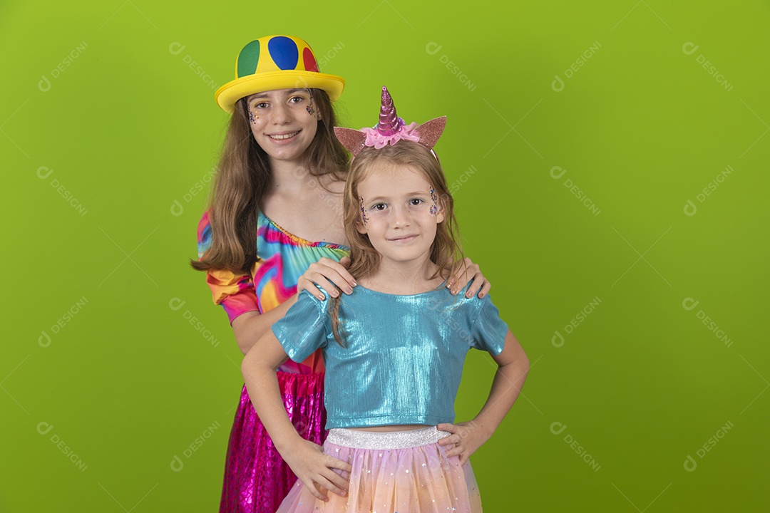 Lindas meninas jovens irmãs usando fantasia de carnaval sobre fundo isolado