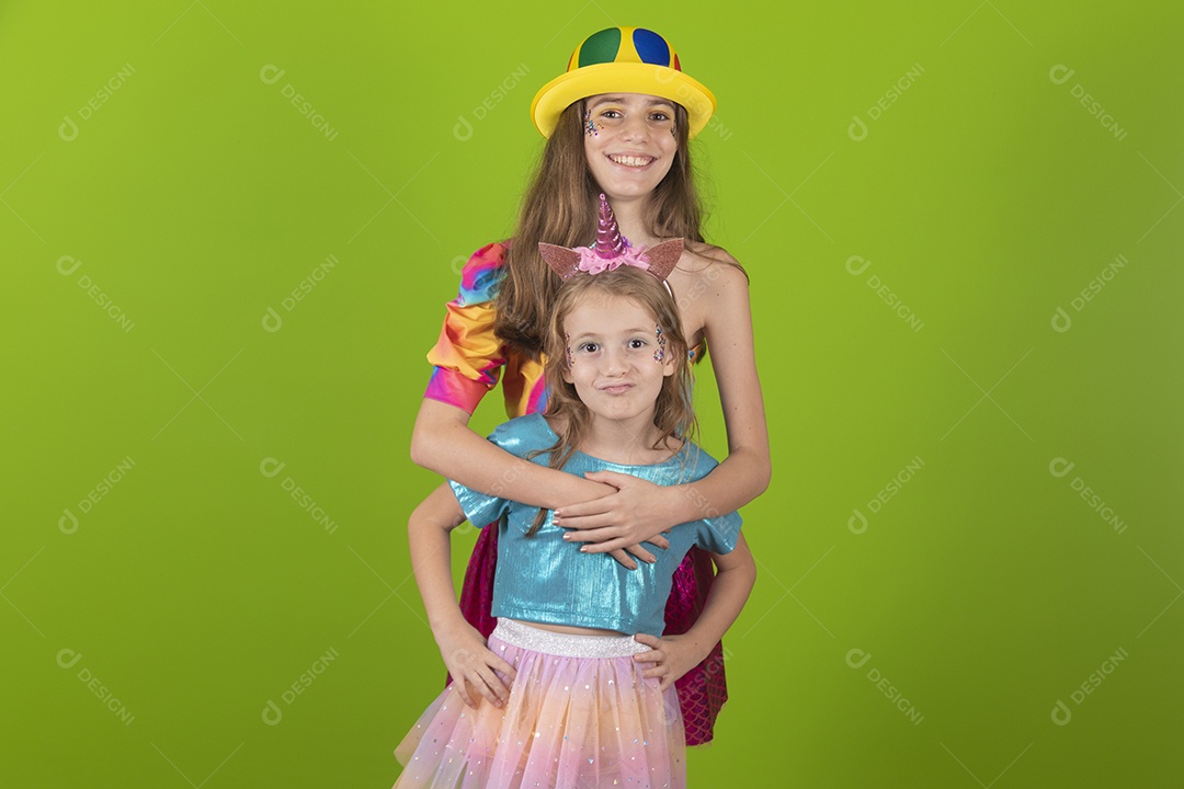 Lindas meninas jovens irmãs usando fantasia de carnaval sobre fundo isolado