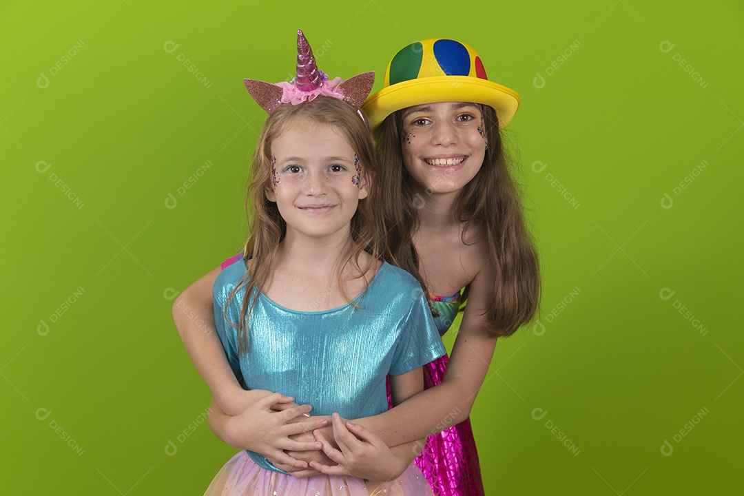 Lindas meninas jovens irmãs usando fantasia de carnaval sobre fundo isolado