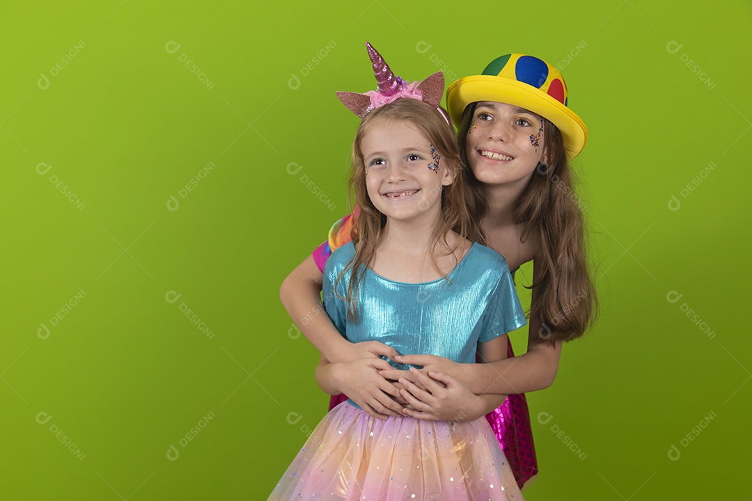 Lindas meninas jovens irmãs usando fantasia de carnaval sobre fundo isolado