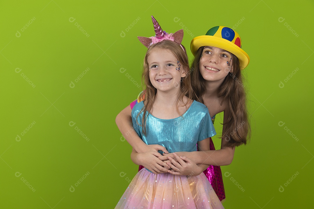 Lindas meninas jovens irmãs usando fantasia de carnaval sobre fundo isolado