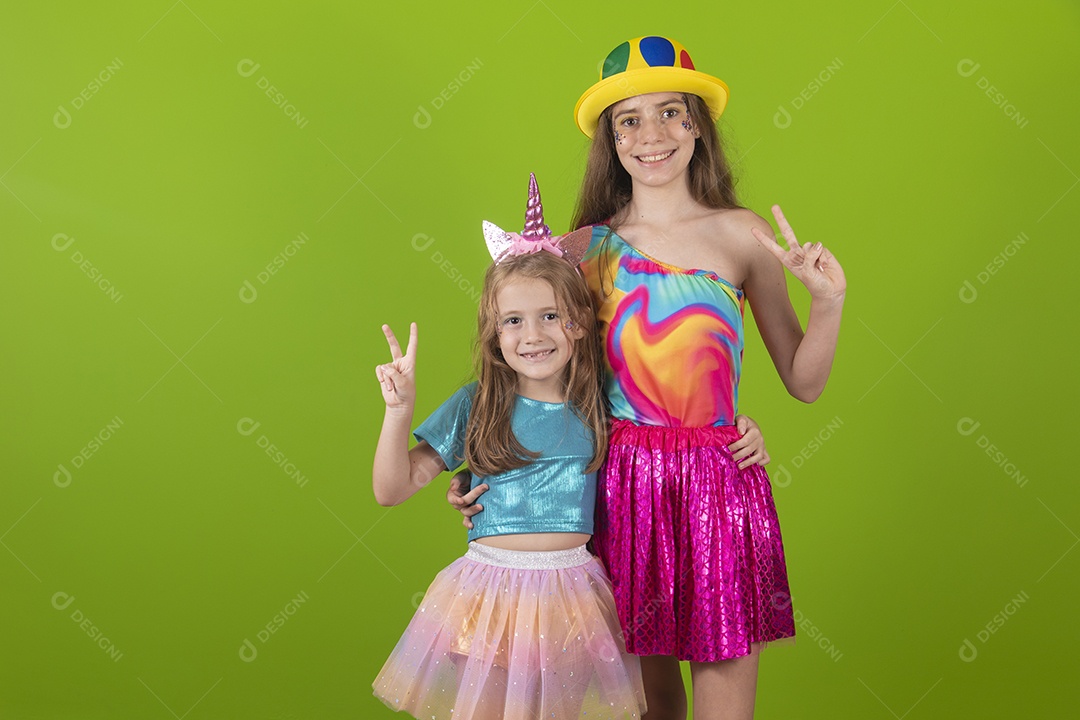 Lindas meninas jovens irmãs usando fantasia de carnaval sobre fundo isolado