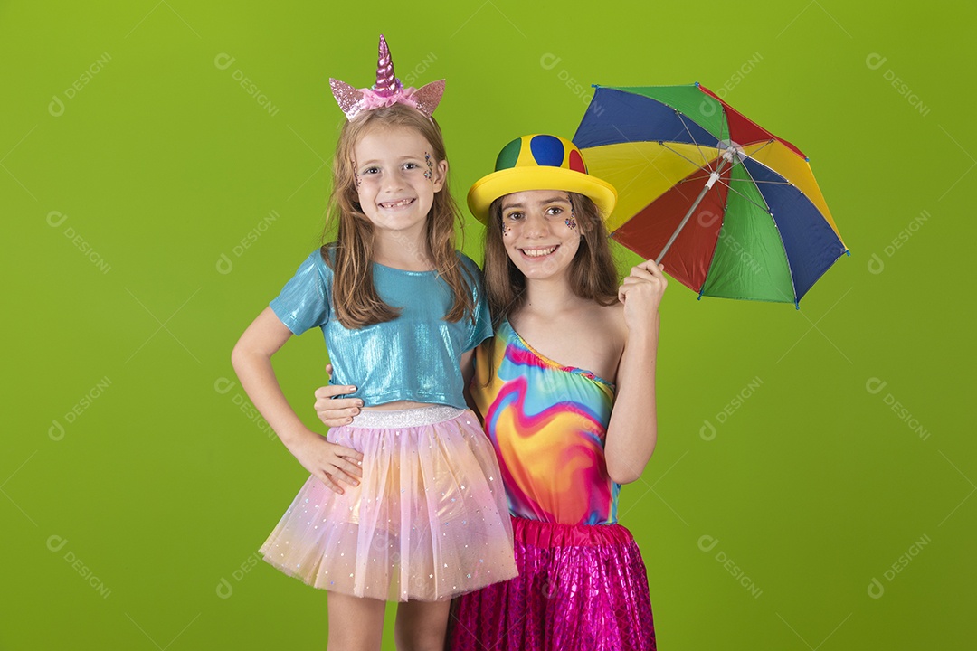 Lindas meninas jovens irmãs usando fantasia de carnaval sobre fundo isolado