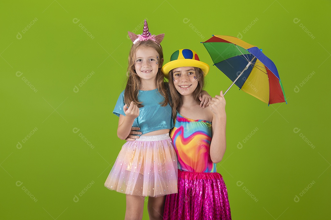 Lindas meninas jovens irmãs usando fantasia de carnaval sobre fundo isolado