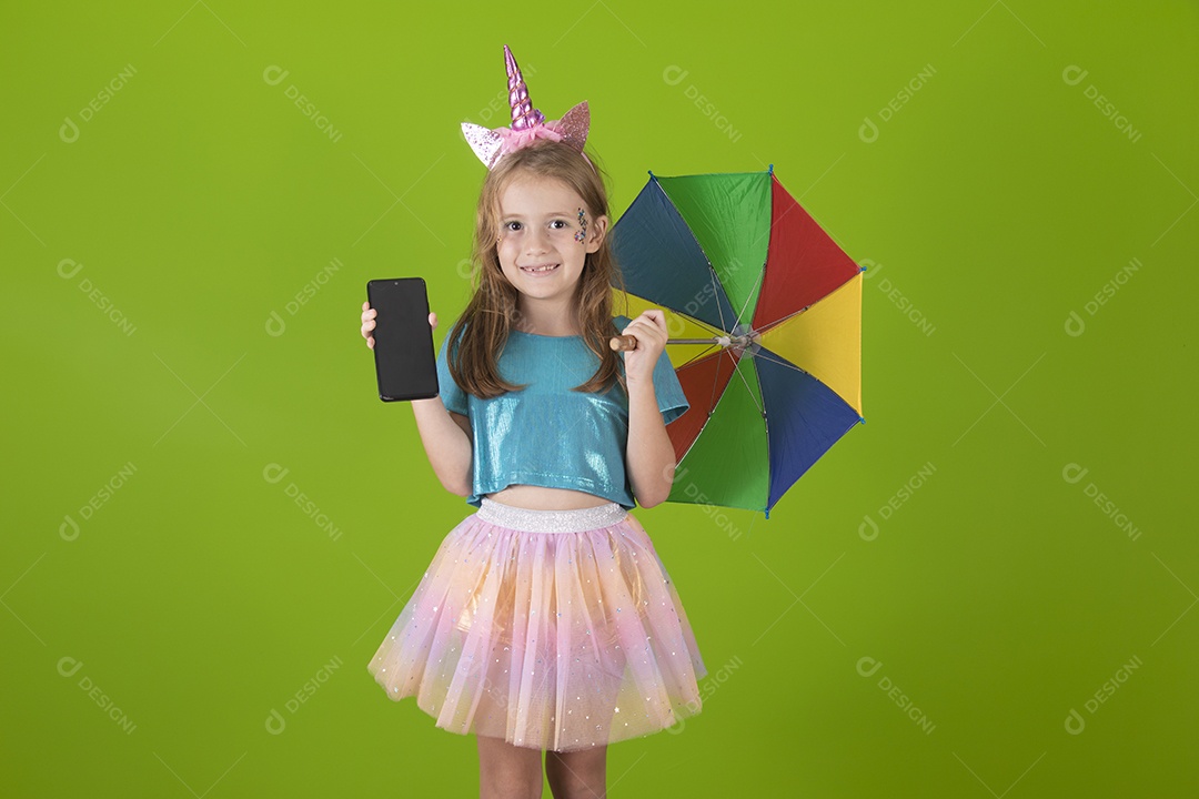 Linda menina feliz e sorridente usando fantasia de carnaval