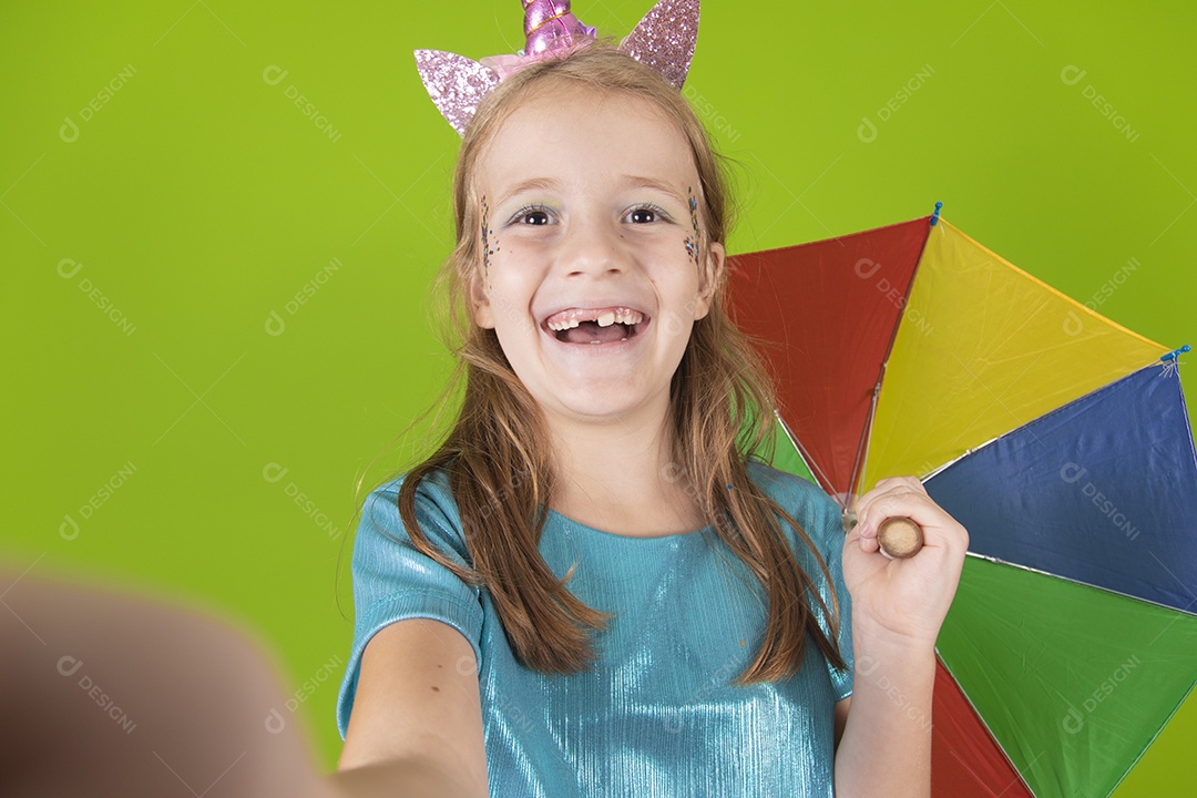 Linda menina feliz e sorridente usando fantasia de carnaval