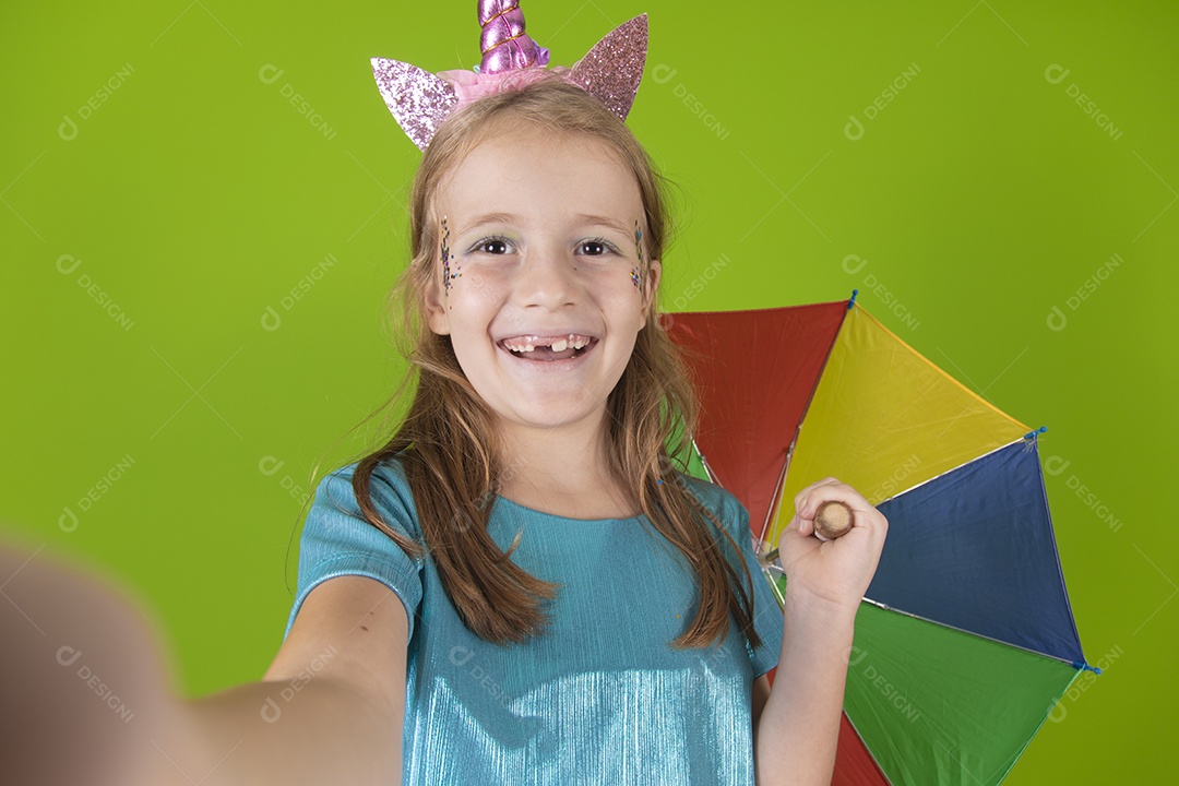 Linda menina feliz e sorridente usando fantasia de carnaval