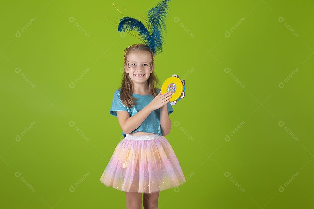 Linda menina feliz e sorridente usando fantasia de carnaval