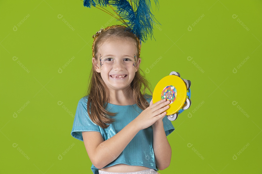 Linda menina feliz e sorridente usando fantasia de carnaval