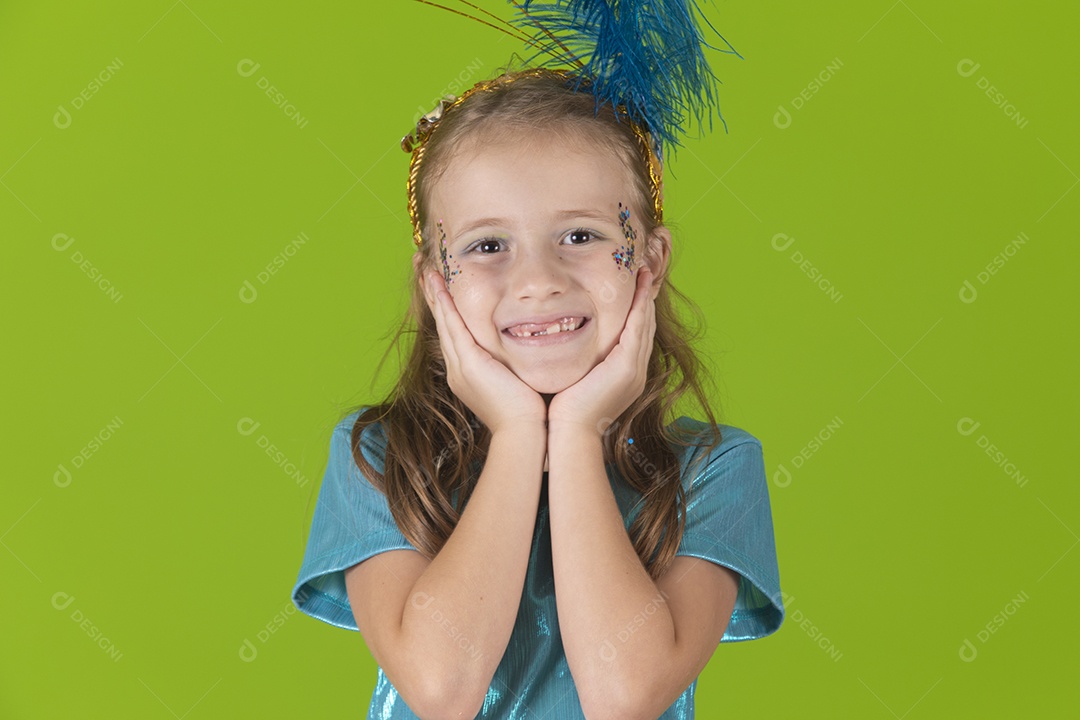 Linda menina feliz e sorridente usando fantasia de carnaval