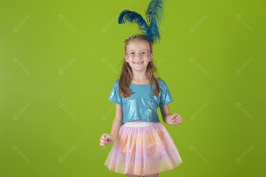 Linda menina feliz e sorridente usando fantasia de carnaval