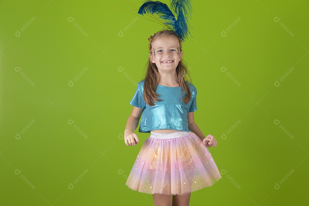Linda menina feliz e sorridente usando fantasia de carnaval