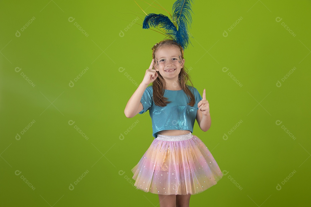 Linda menina feliz e sorridente usando fantasia de carnaval