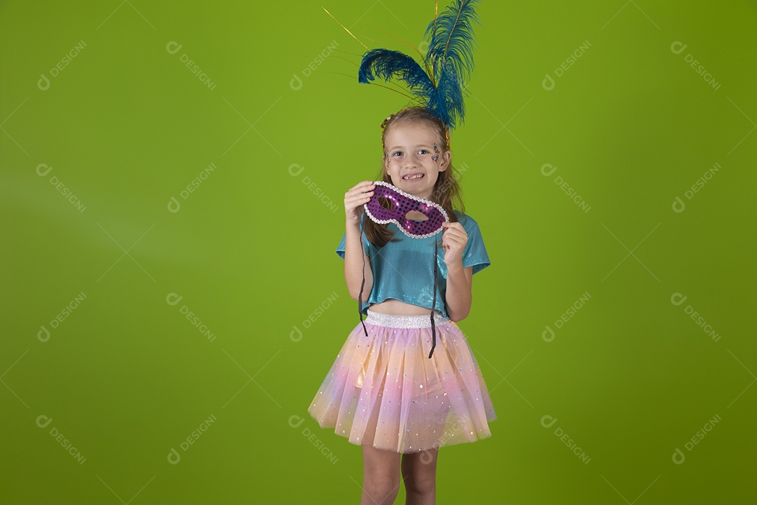 Linda menina feliz e sorridente usando fantasia de carnaval