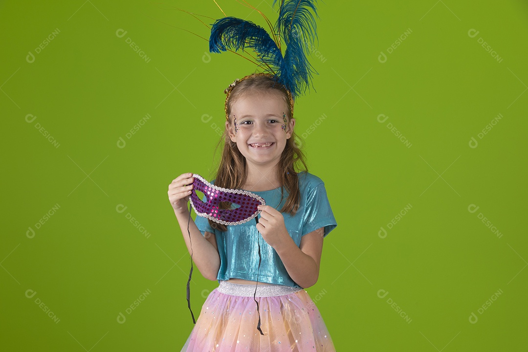 Linda menina feliz e sorridente usando fantasia de carnaval