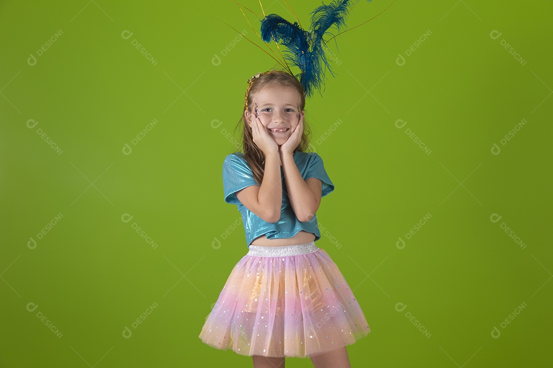 Linda menina feliz e sorridente usando fantasia de carnaval