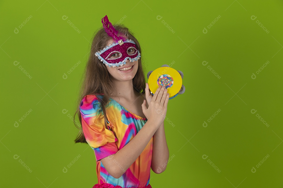 Linda menina feliz e sorridente usando fantasia de carnaval