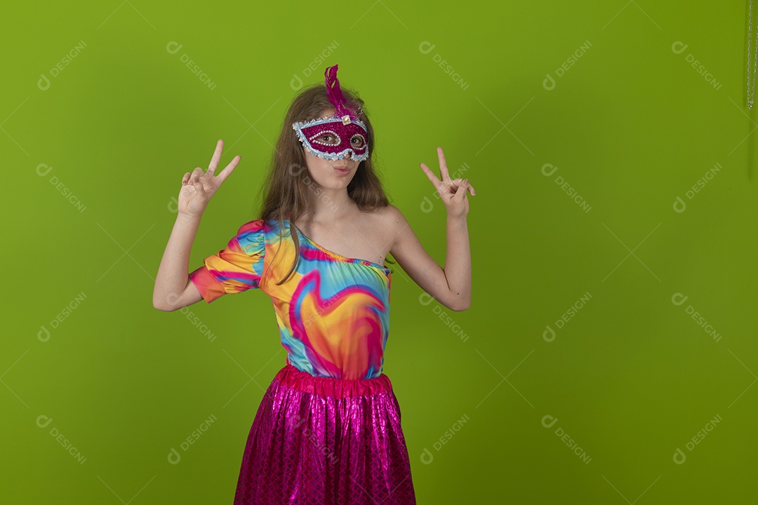 Linda menina feliz e sorridente usando fantasia de carnaval