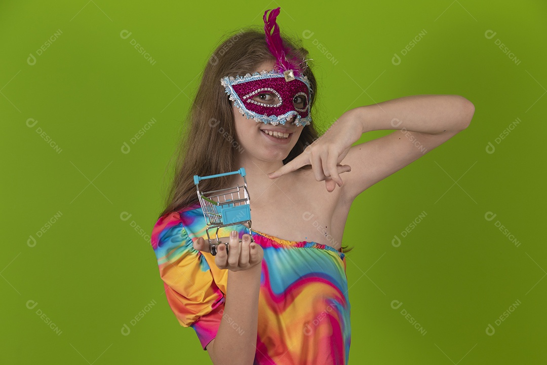 Linda menina feliz e sorridente usando fantasia de carnaval