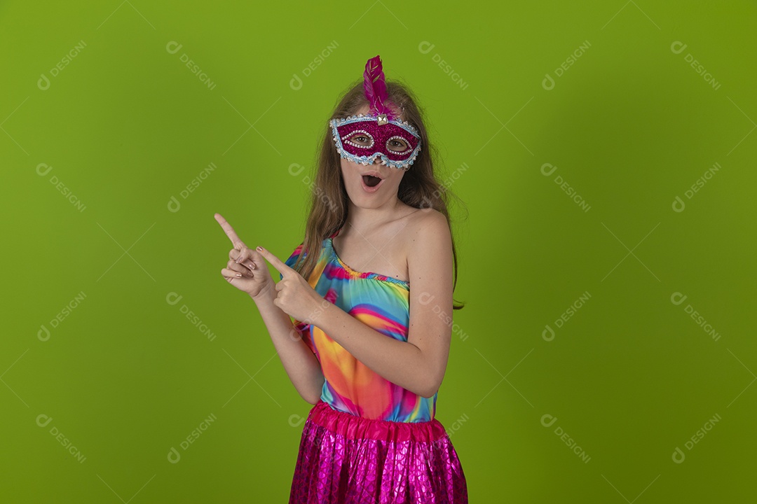 Linda menina feliz e sorridente usando fantasia de carnaval