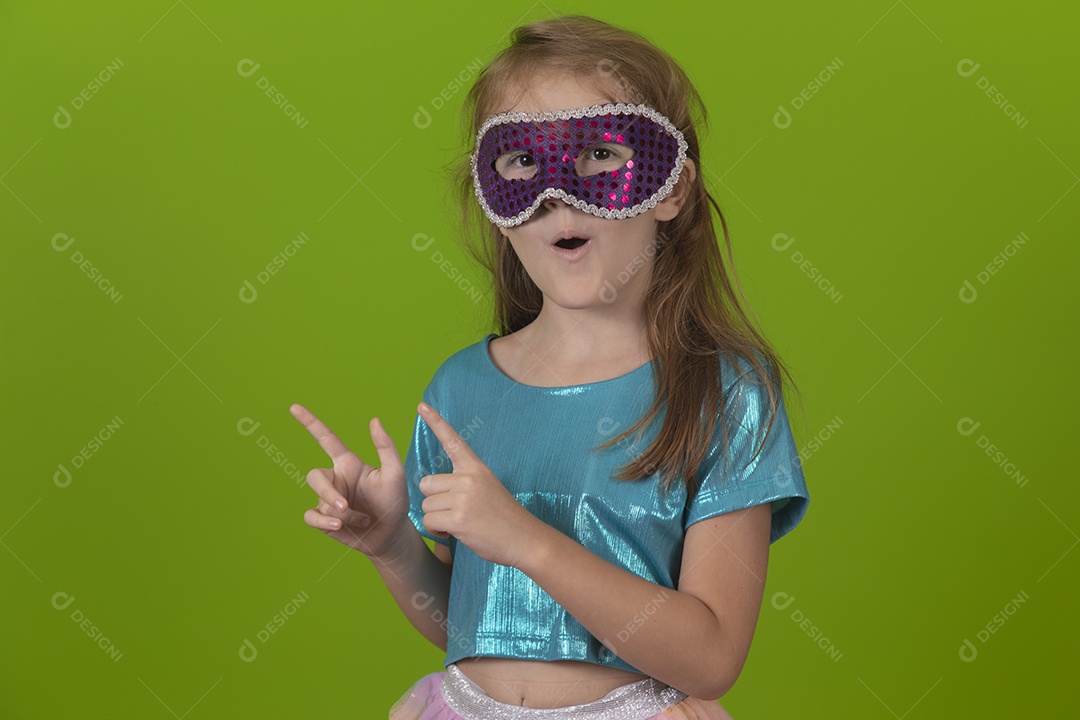 Linda menina feliz e sorridente usando fantasia de carnaval