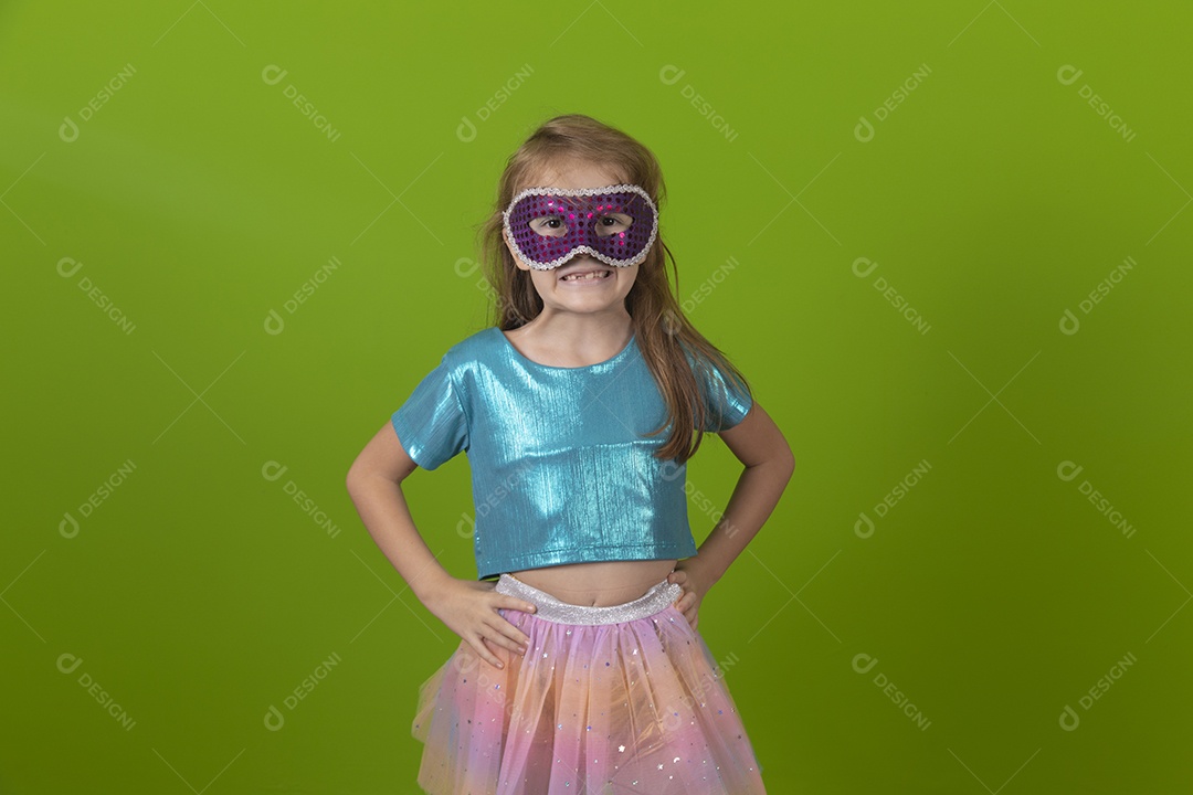 Linda menina feliz e sorridente usando fantasia de carnaval