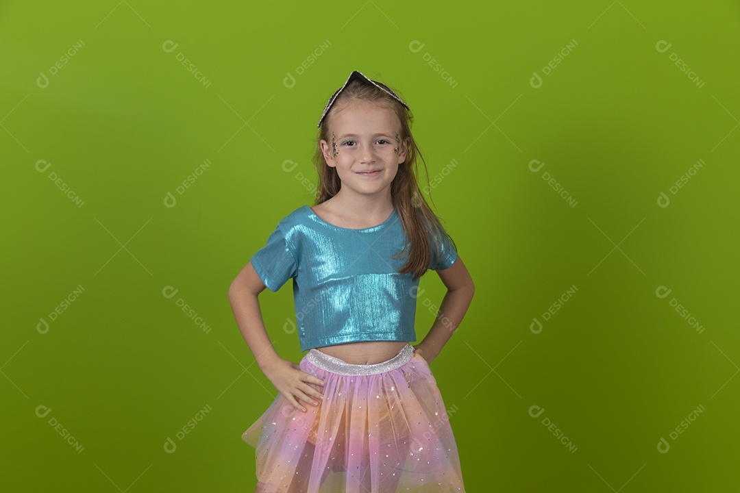 Linda menina feliz e sorridente usando fantasia de carnaval