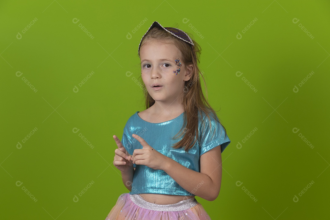 Linda menina feliz e sorridente usando fantasia de carnaval