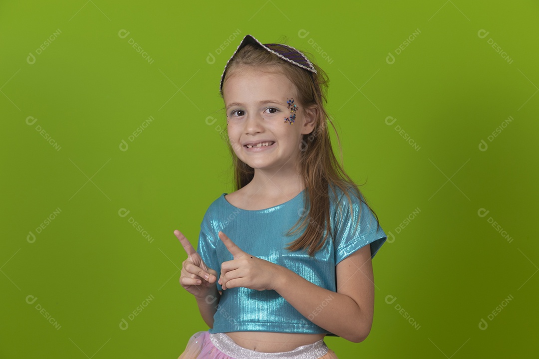 Linda menina feliz e sorridente usando fantasia de carnaval