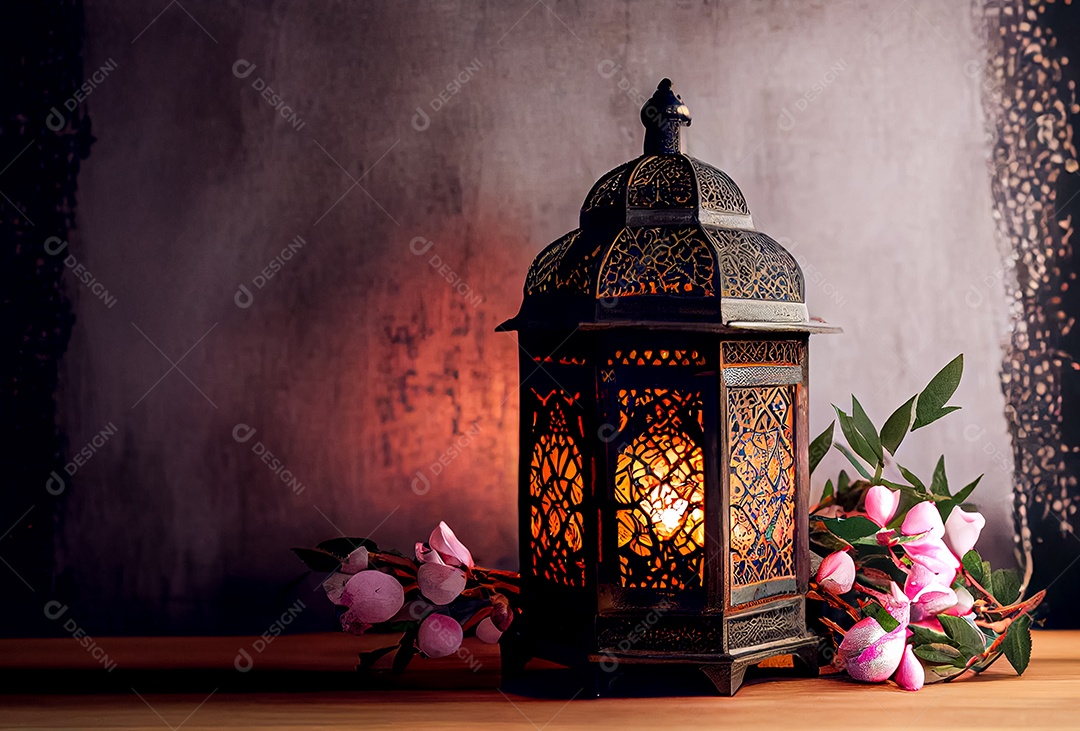 Lanterna árabe marroquina com galhos de árvores de rosa Prunus na mesa de madeira