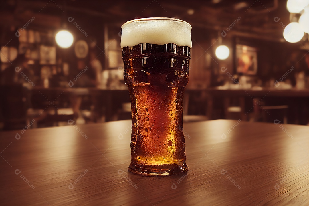 Copo de cerveja sobre uma mesa de bar