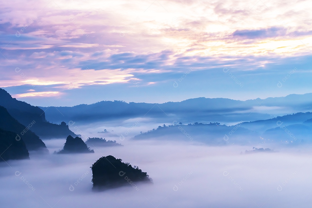 paisagem de montanhas nevoeiro Phu Lanka National Park Phayao província norte da Tailândia