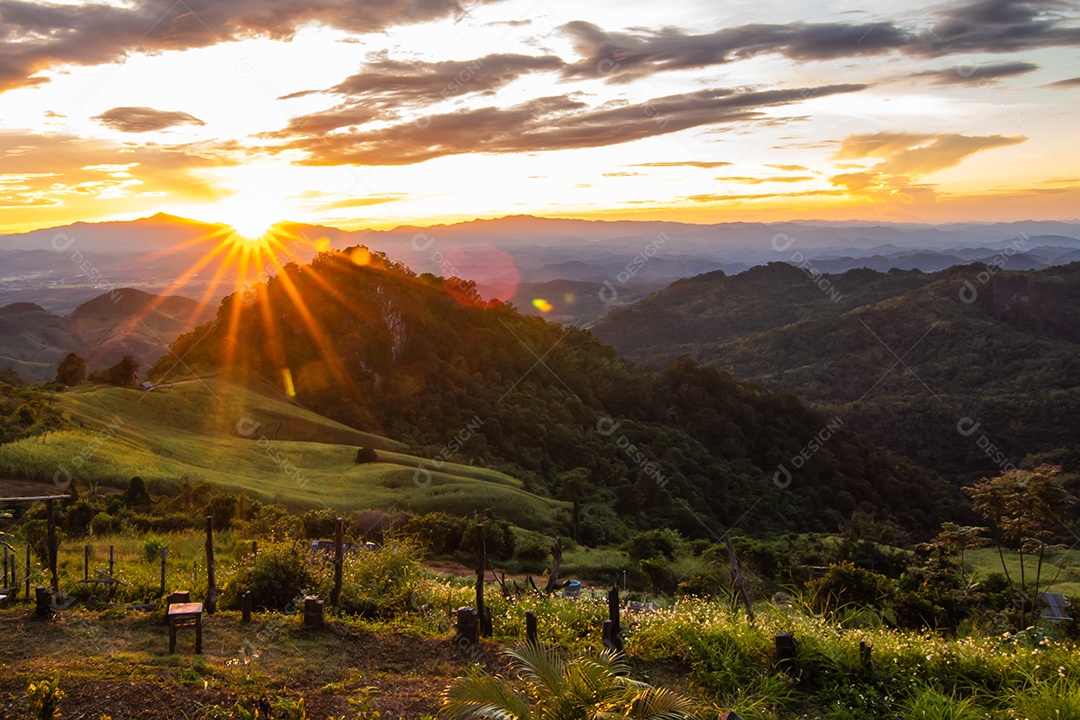 Montanhas de paisagem durante o crepúsculo em Nan Tailândia