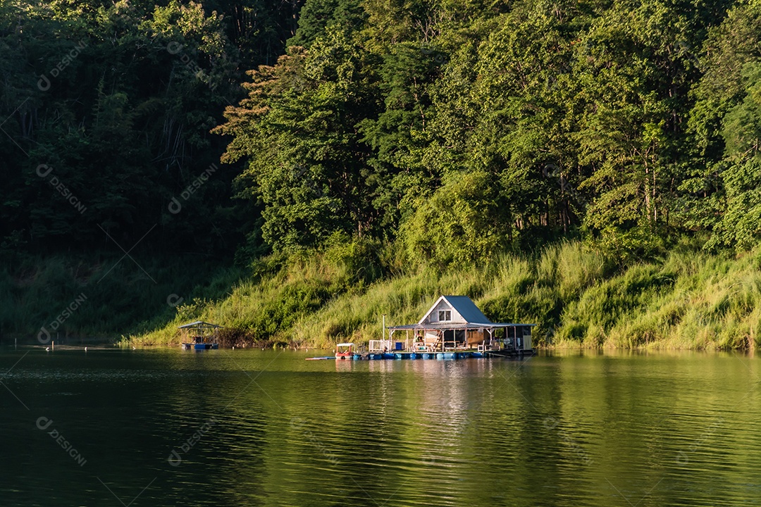 Paisagem Reservatório e casa de jangada Tailândia