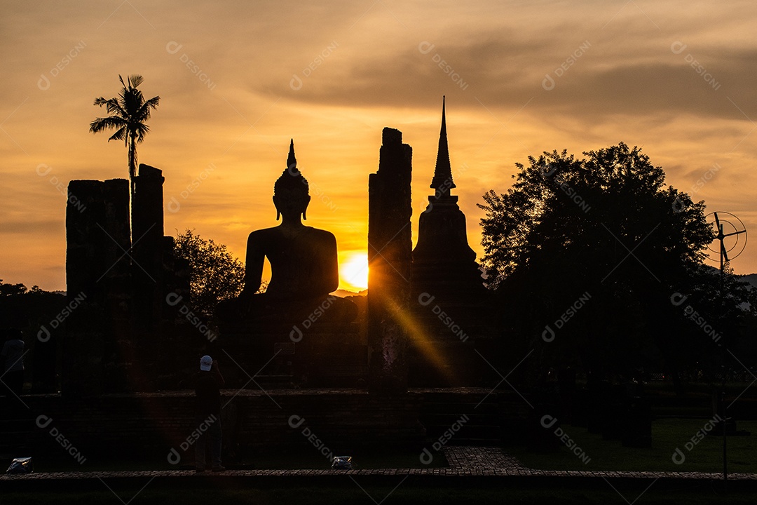 Silhueta de Wat Temple belo templo no parque histórico Tailândia