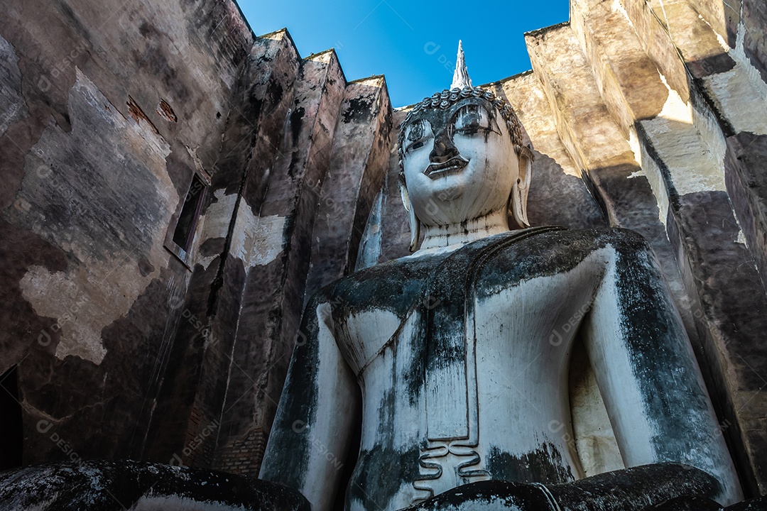 Estátua de Buda em Wat Temple belo templo no parque histórico Tailândia