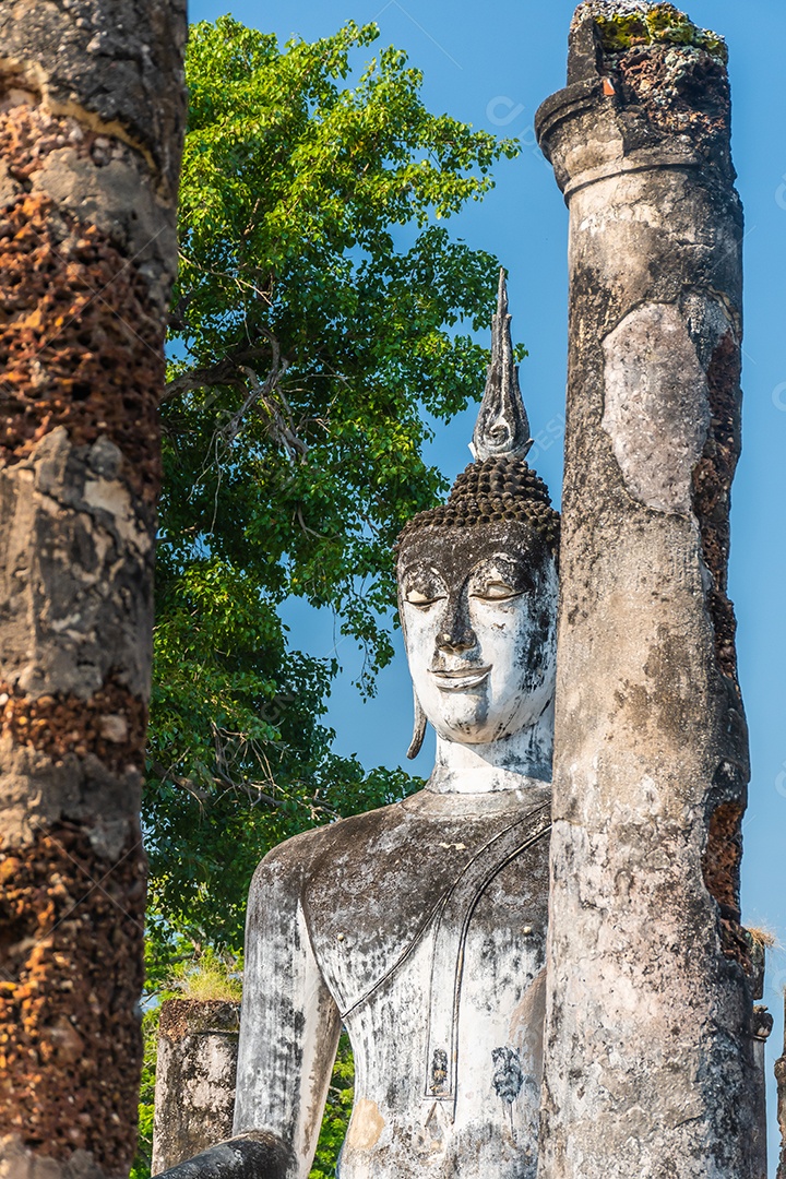 Estátua de Buda em Wat Temple belo templo no parque histórico Tailândia