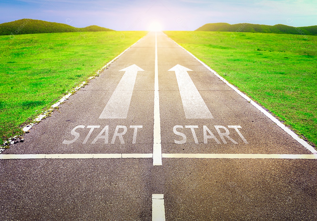 As viagens de ponto de partida e viagem em uma estrada pavimentada iluminada